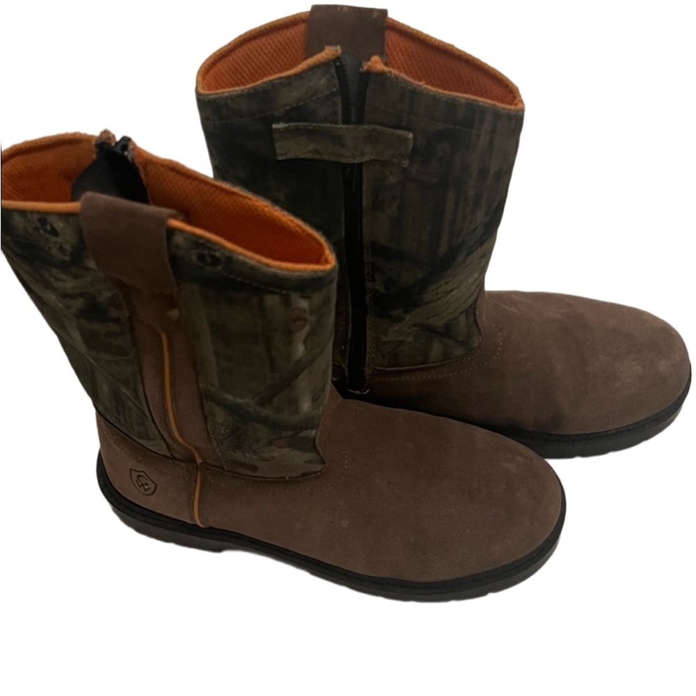 Game Winner brand boots. Boy youth size 6. Great for the outdoors.
